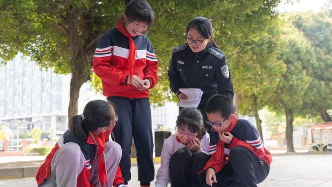 泣不成声！日本高中女足亚军球员对观众痛哭+鞠躬！第32届！